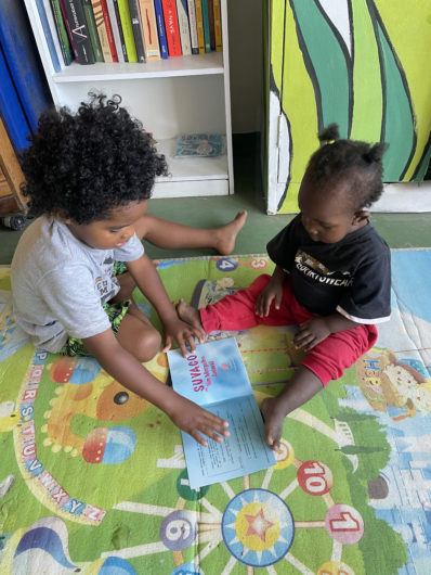 Deux enfants en train de lire à la Bibliothèque de rue
